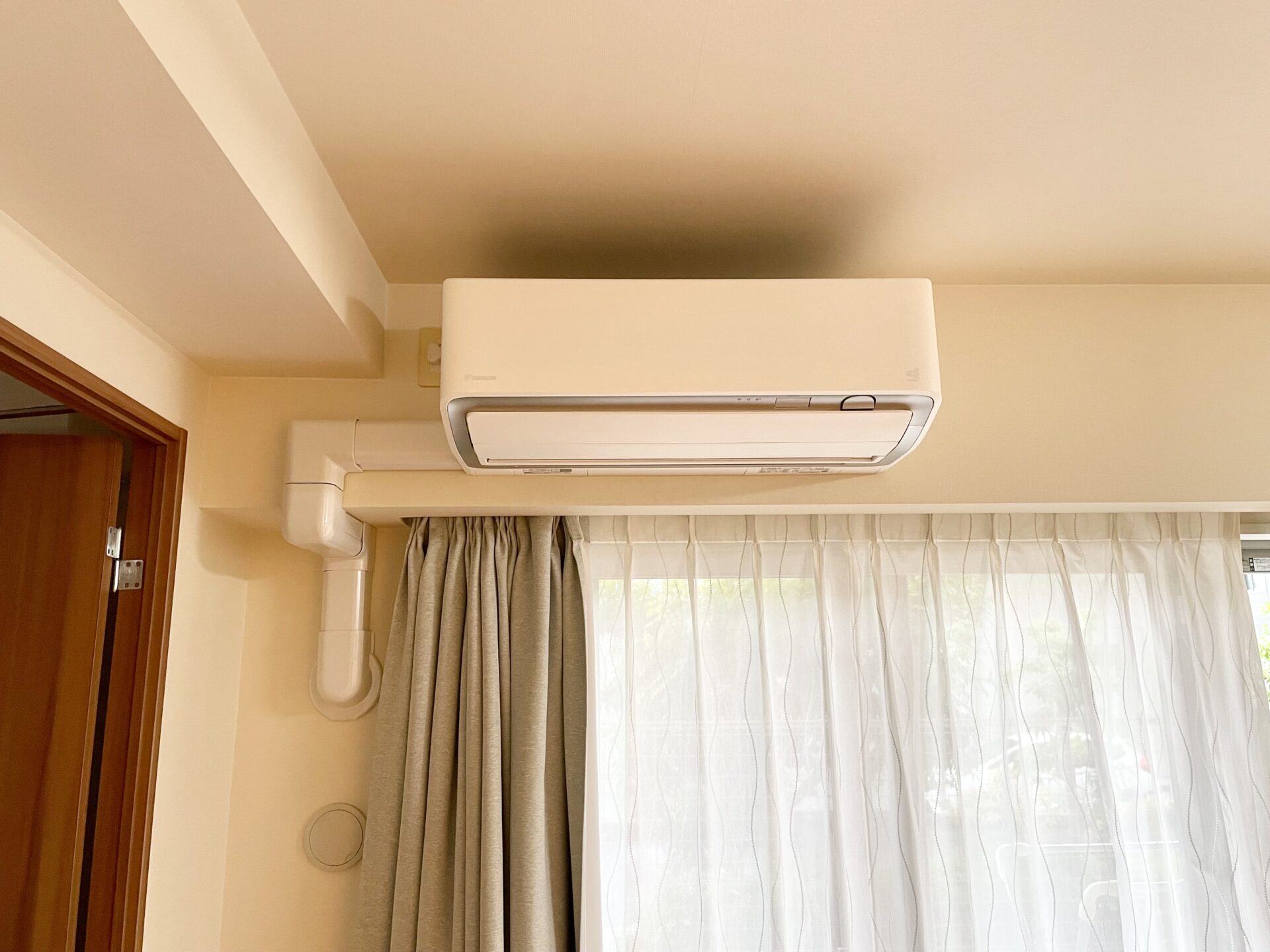 【ダイキンエアコン購入レポ】室外機を二段置きに！マンションの設置ポイントと費用も紹介